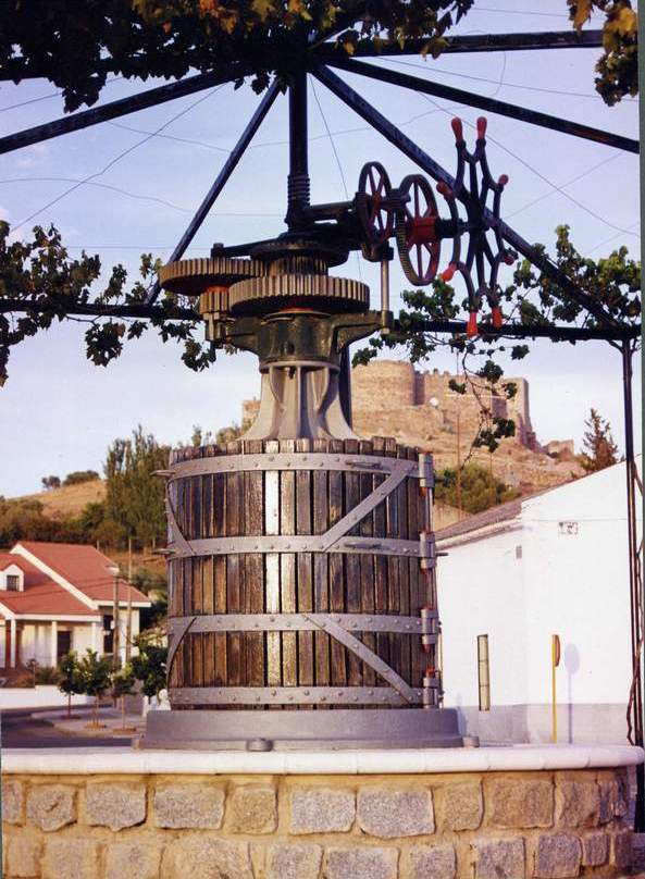 Monumento a las labores vitivincolas. Situado en la entrada de Medelln, desde Santa Amalia.