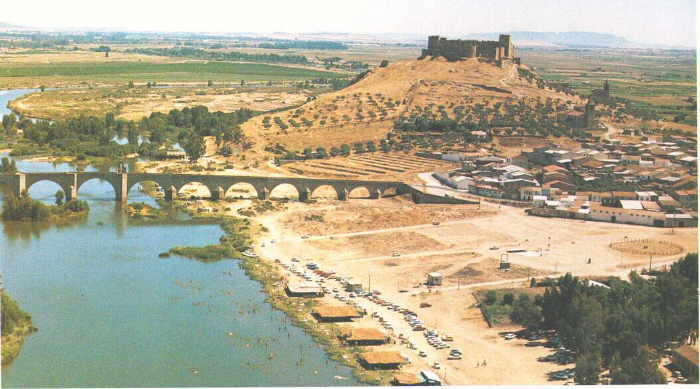Vsta rea del castillo, puente sobre el ro Guadiana y playa fluvial.