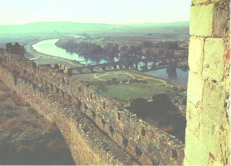 Vista del puente sobre el Guadiana desde el castillo.