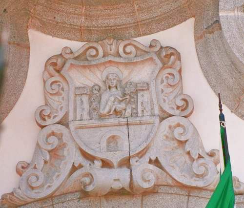 Escudo situado en la parte central-superior de la fachada Norte del Ayuntamiento. Corresponde a una copia del que estaba sobre el arco de la Puerta de la Villa? (Foto: J.F.Holgun, '03)