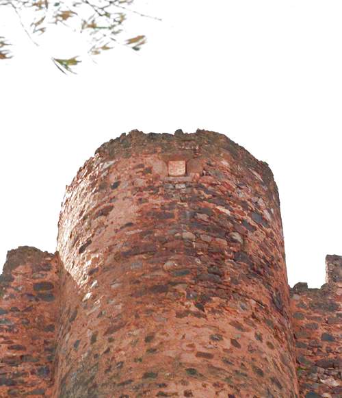 Torren N.E. situado frente a la desembocadura del Ortigas en el ro Guadiana. En la parte superior se adivina el escudo. (Foto: J.F. Holgun-Toms Garca '03)
