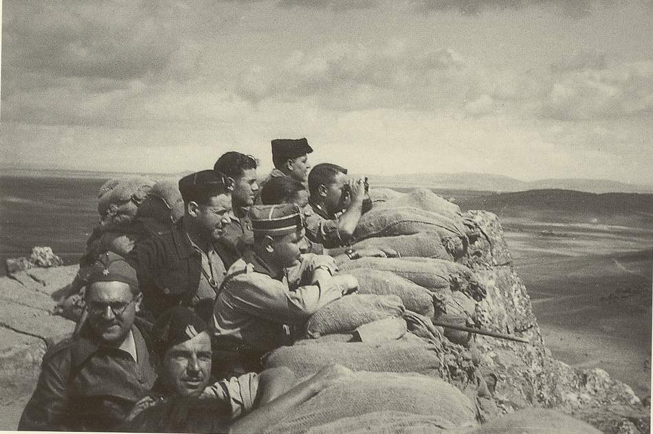 Frente de Medelln. (Fotog. A. Pesini, 1937; col. particular). Puesto de observacin del ejrcito atacante.