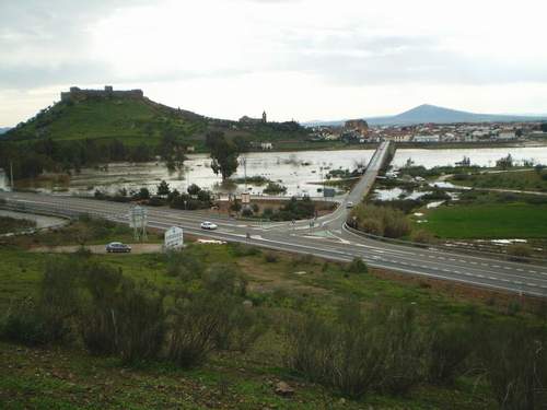 Vista de la crecida del Guadiana desde la salida del puente de poca barroca. (Foto: J.A.R,.M, 24/2/10)