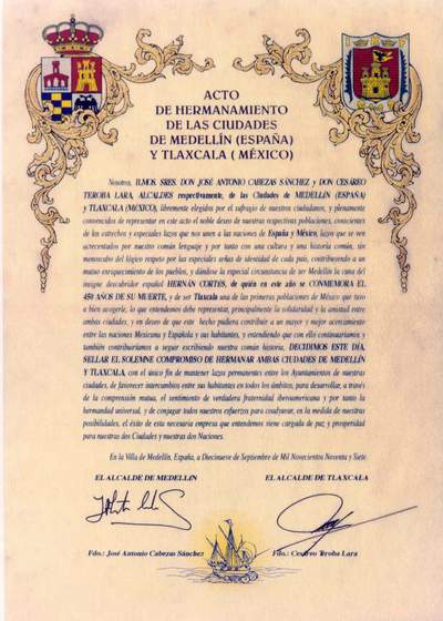 Pergamino entregado por el Ayuntamiento de Medellín al de Tlaxcala con motivo del hermanamiento. (1997)