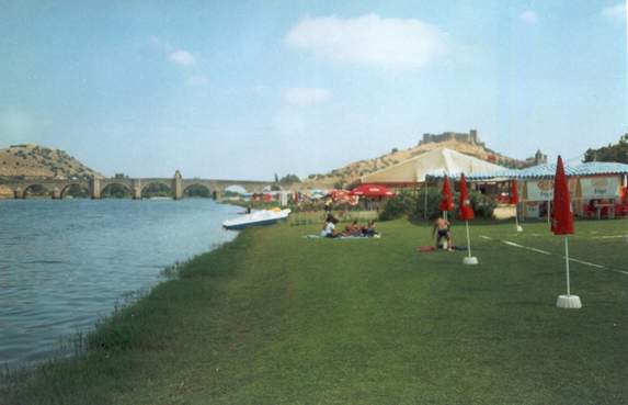 Playa fluvial, puente de poca barroca y castillo. (Foto: M. Snchez Toledo, 2002)