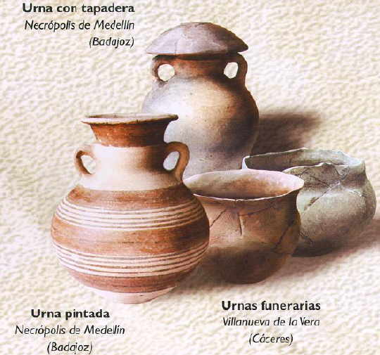 Urnas funerarias. Algunas procedentes de la Necrpolis de Medelln.