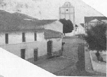 En el ltimo tramo de esta calle enlazaba la muralla, que bajaba por la calle Matadero (Tena) para unirse al arco de la Puerta de la Villa. (Foto F. Garca, '60)