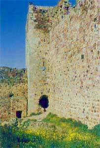 Apertura del muro de la Torre Norte del Castillo. (Foto F. García, 1985)