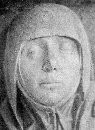 Da. Beatriz Pacheco, detalle de la bella estatua yacente de su sepulcro.  Monasterio de Santa Mara del Parral, Segovia. (Reproducida por primera vez en Espaa). (Alminar n 2., Febrero '79)
