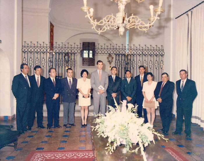 Fotografía de la Corporación Municipal con el Príncipe don Felipe, en la recepción ocurrida en el Parador Nacional de Mérida. (Junio de 1996)
