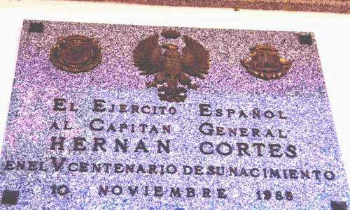 Placa conmemorativa descubierta en la fachada N. del  Ayuntamiento. (Gentileza del Excmo. Ayuntamiento de Medellín).