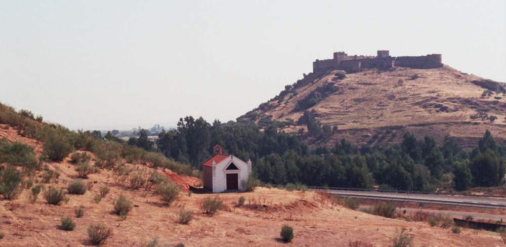 Vista panorámica de la ermita de SAN ISIDRO. (Foto T. Garcia, Octubre, 2004)