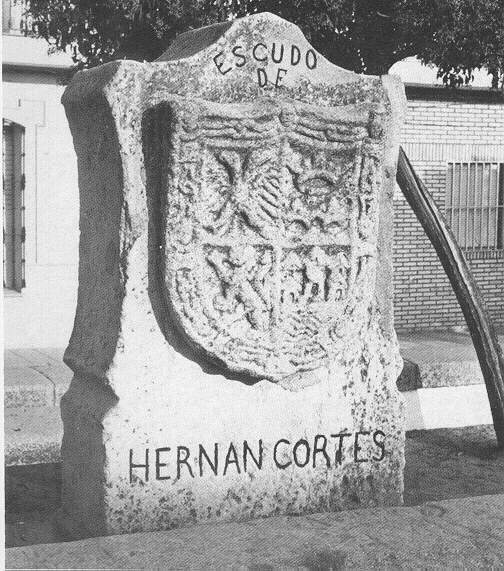 El escudo seala lugar donde estuvo la casa donde naci Hernn Corts. Este escudo, tallado en piedra, procede de la capilla, que bajo la advocacin de San Antonio, patrocinara el propio Corts en el casi desaparecido convento de San Francisco.