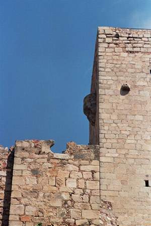 Panormica de la localizacin del escudo, en relacin a la Torre del Homenaje. (Foto: F.J. Holgun, 2003)