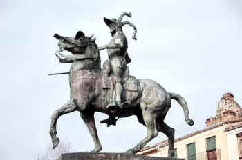 Estatua ecuestre dedicada a ¿Hernán Cortes o a Pizarro?