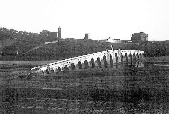 Imagen retrospectiva, de comienzos del siglo XX, del Puente, el castillo, San Martín y Portaceli.