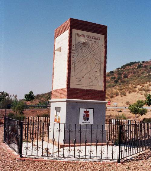 Monumento conmemorativo de la realizacin del puente. (Foto: T. Garcia M. Octubre, 2004)
