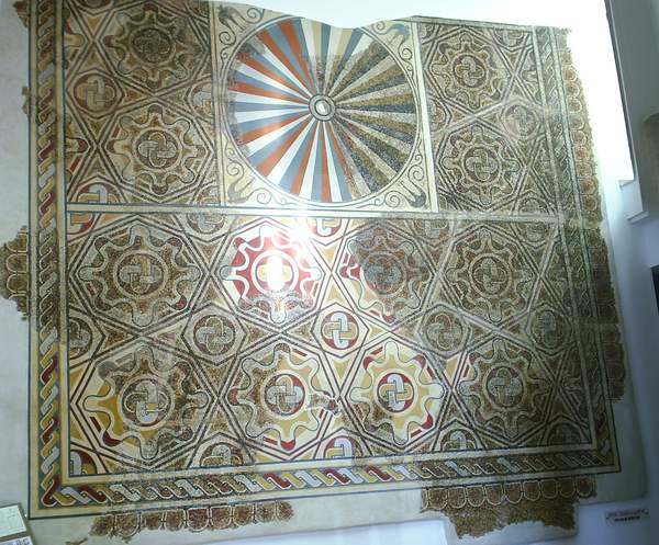 Detalle de la parte principal del  mosaico, instalado en la pared frontal-izquierda de la entrada al Cento Cultural. (Fot. T.Garca, 8/2007)