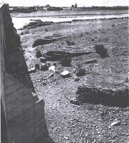 Restos de pilas, vistos desde el puente actual. (Fernndez Casado, 1980)