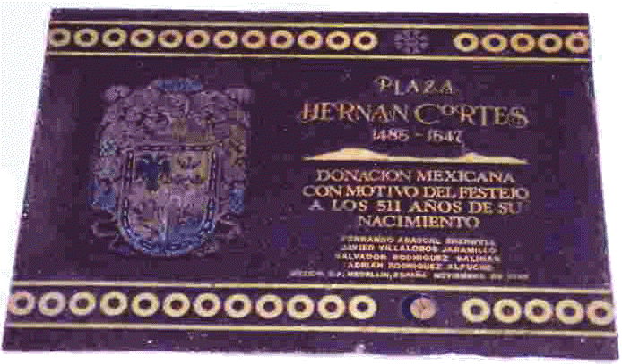 Placa que luce la fachada N. del Ayuntamiento donada por Méjico con motivo de la celebración del 511 aniversario del nacimiento de H. Cortés. (Foto: Excmo. Ayto.)