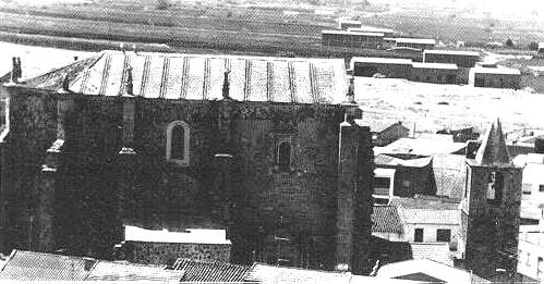 Perfil septentrional de la Iglesia de Santa Cecilia. En ella se observa su traza inacabada. (Ordaz y otros, 1985)