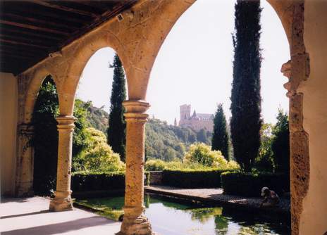 "Claustro de la Portera",situado a la entrada del monasterio. Al fondo se divisa el Alczar de Segovia. (Foto T. Garca, Julio,2004)