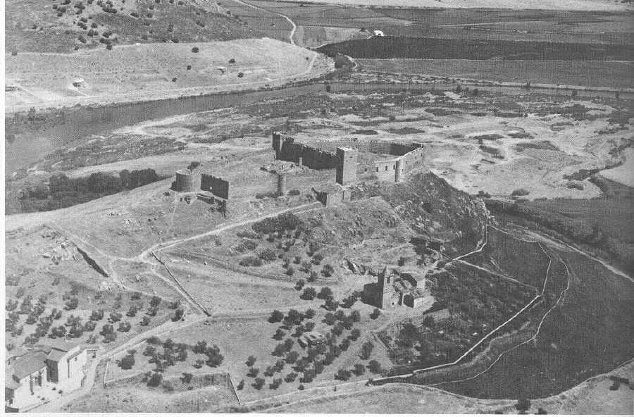 Vista area del castillo y las tres primeras iglesias. De "Santa Mara del Castillo"  slo se pueden apreciar las runas, dentro del recinto amurallado.