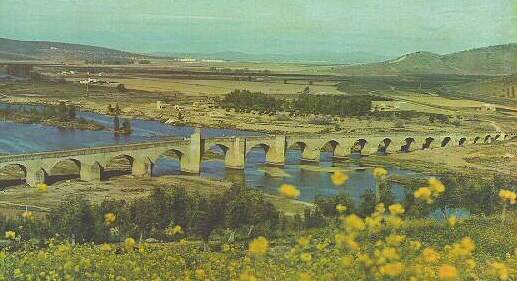Vista del puente, "La Vega",.. y al fondo Yelbes. (Foto: Almanaque de 1976-77)
