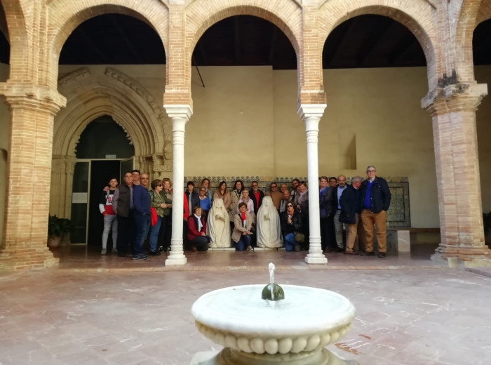 El grupo en el 'claustrillo' del Monasterio de la Cartuja.