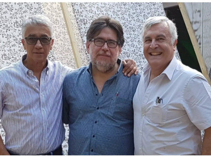 Antonio María Flórez junto a los escritores colombianos Juan Diego Mejía y Juan Felipe Robledo