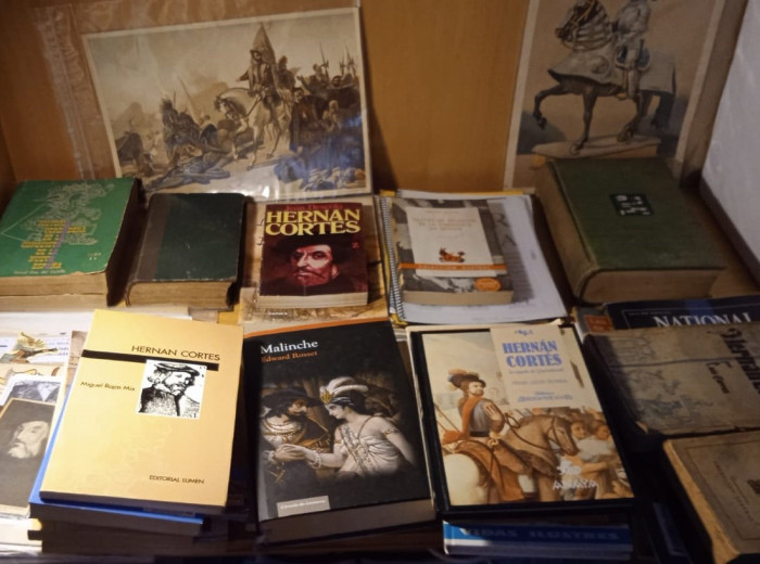 Algunos libros y láminas del legado del