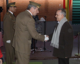 D. Tomás García recibe la distinción del manos del Coronel Delegado de Defensa.