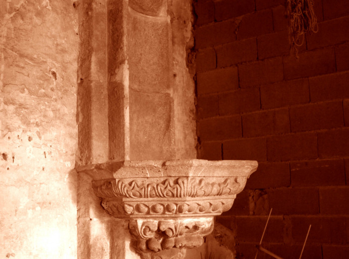 Detalle de la pila de agua bendita, labrada en granito, en la capilla del Convento de San Juan Bautista.