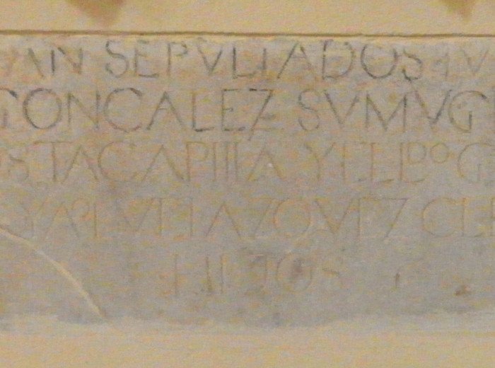 Lápida epigráfica localizada en la capilla de los Velázquez (Iglesia de Santa Cecilia, Medellín (España)