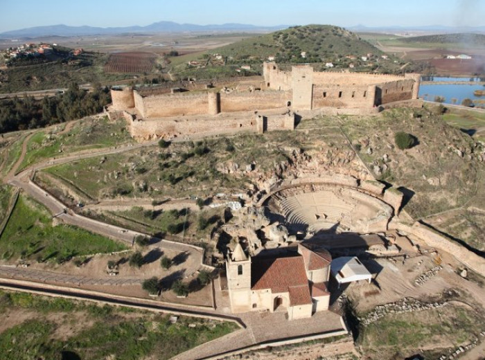 Panorámica del castillo, teatro romano e iglesia de Santiago.