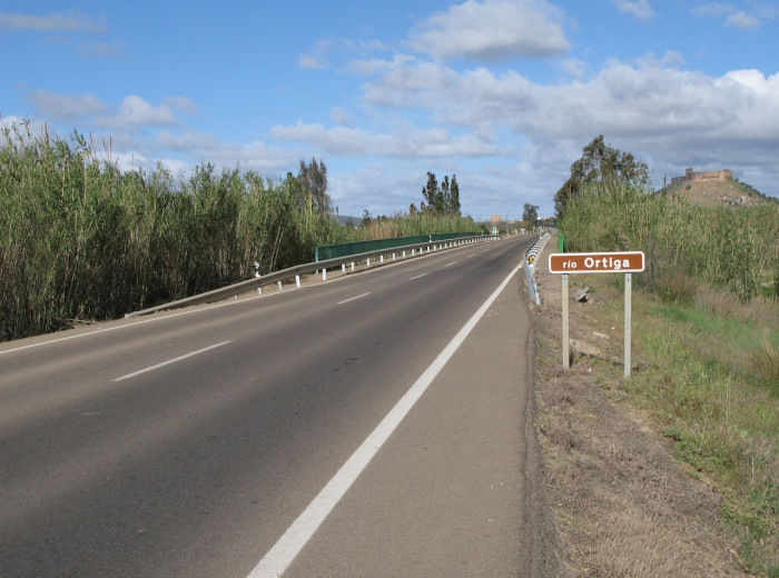 Cartel de tráfico a la entrada del nuevo puente sobre el río Ortiga u Ortigas.