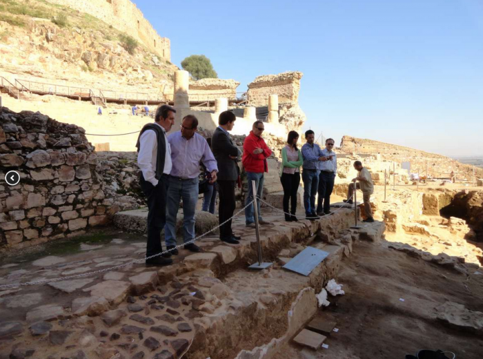 Las autoridades siguen las informaciones del arqueólogo D.Santiago Guerra, durante la visita.