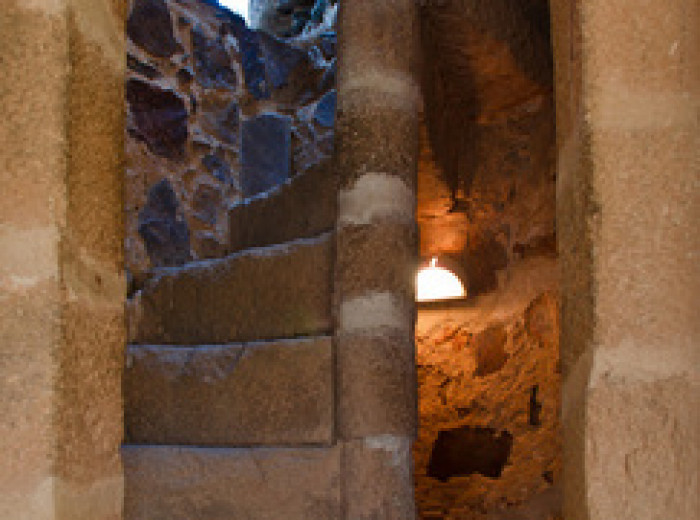 Escalera de la torre del homenaje del castillo de Medellín. (Detalle)