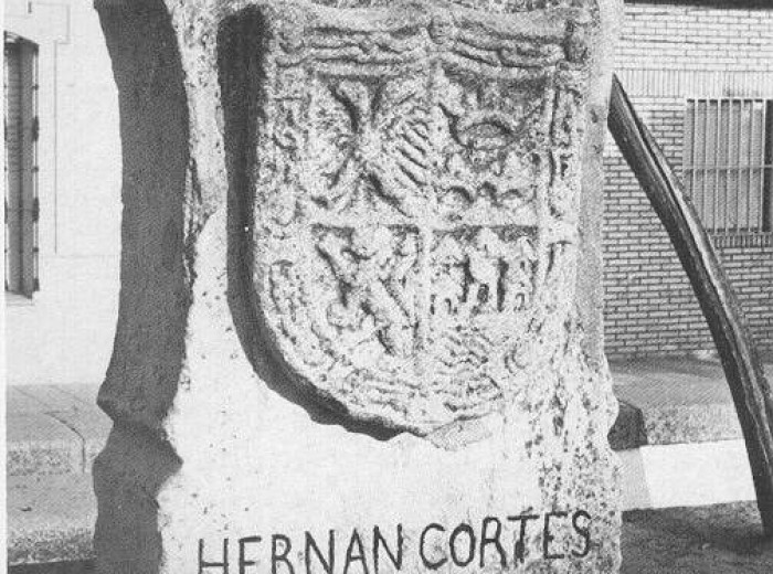 Pedastal realizado en 1890 para albergar el escudo heráldido de Cortés y señalar el lugar donde nació.