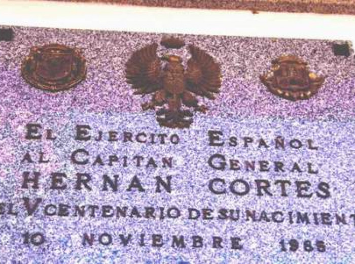 Placa conmemorativa del homenaje a Cortés tributado por el Ejército.