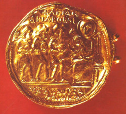 Fíbula circular de oro de oro del ajuar funerario de una dama. Documenta presencia bizantina en zona visigoda.