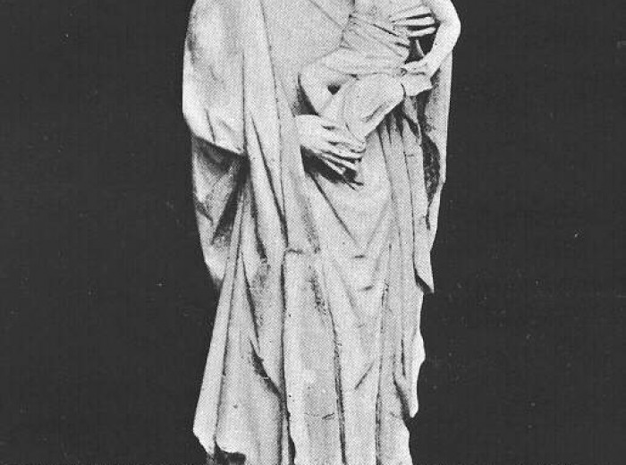 Imagen de mármol de la Virgen con el Niño, encontrada en la Torre del reloj en la primera década del siglo XX.