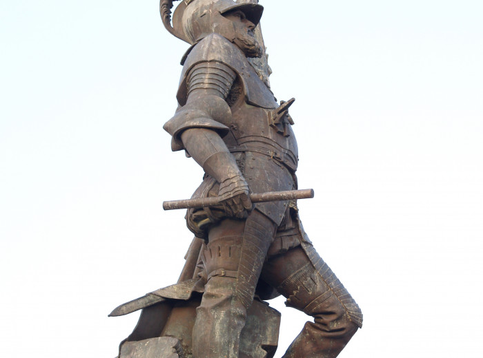 Perfil de la estatua de Cortés en Medellín (España)