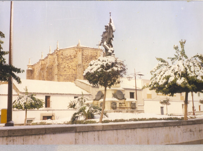 MONUMENTO A H. CORTÉS. Nevada de 1983 en Medellín (España)