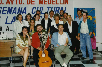 Foto de familia. En primer término el cantautor boliviano Paulino Figueroa