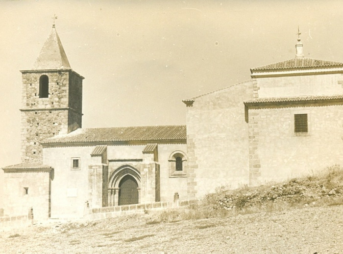 Iglesia de San Martín. A la derecha la capilla del Cristo.