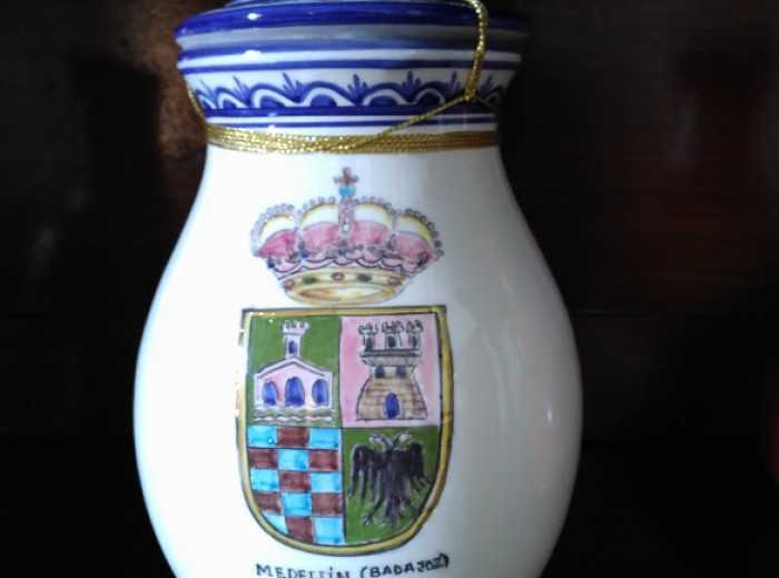 Tarro de cerámica vidriada con tapadera. Decorada con diferentes motivos y con el escudo de Castilleja de la Cuesta y Medellín (Sevilla)