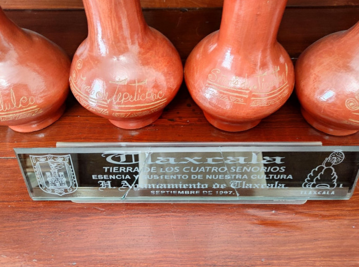 Vasijas donadas por el Cabildo de Tlaxcala (Mexico). 1977