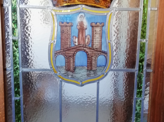 110. Detalle del escudo de Medellín situado en la vitrina