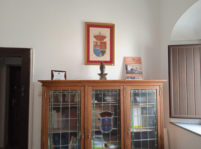 134. Armario-vitrina en madera noble tallada con escudo de Medellín